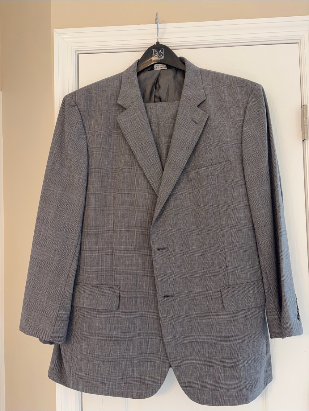 Joseph A. Bank Men's Gray Herringbone 2 Piece Suit size 44 Regular.